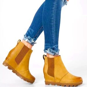 Sorel Joan of Arctic Camel Hidden Wedge Chelsea Ankle Fall Boots Size: 8.5